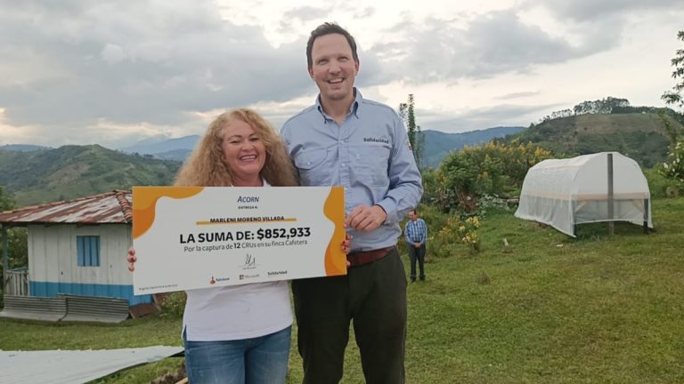 Campesinos en Colombia compensan huella de carbono y reciben incentivo económico: programa de Solidaridad, Rabobank y Microsoft