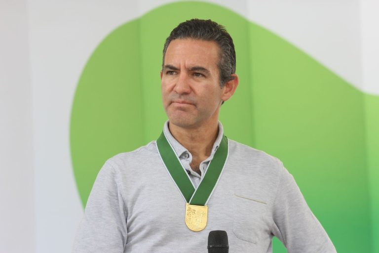 Gobernación de Antioquia entregó reconocimiento al empresario David Vélez de Nubank