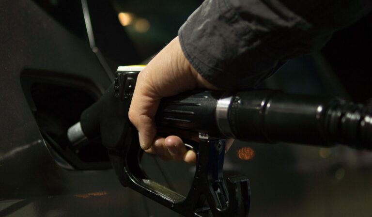 ¿Viajará por carretera? Consejos para ahorrar gasolina de su vehículo