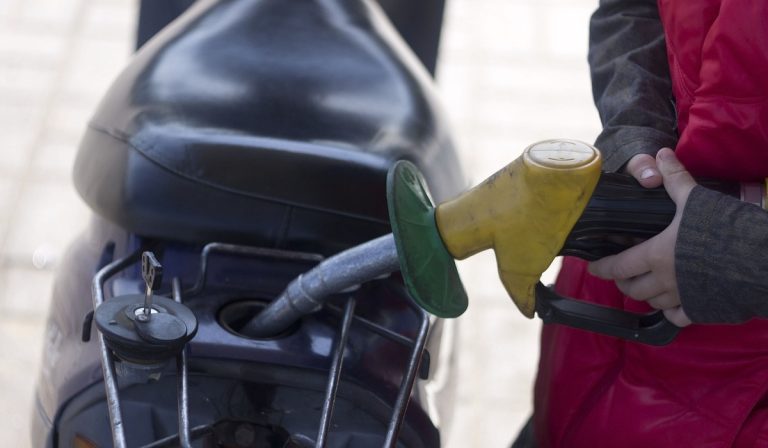 ¿Disparada del precio del petróleo pondría más presión al alza del precio de la gasolina?