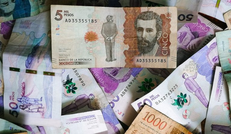 Extranjeros siguen vendiendo deuda pública de Colombia; fondos de pensiones la compraron