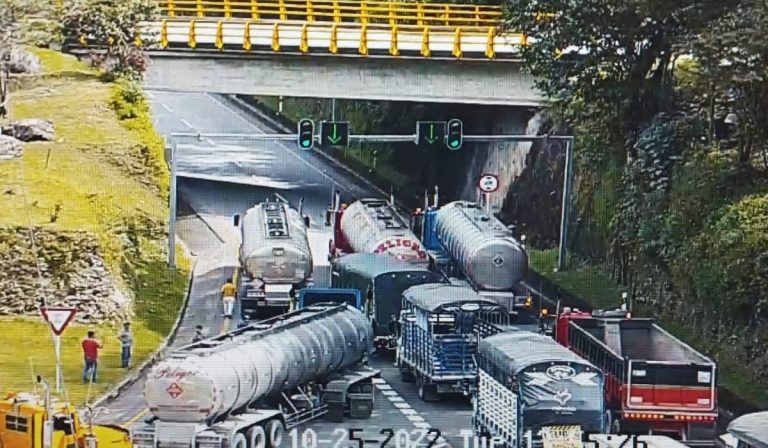 Transportadores en Colombia bloquean totalmente la vía Bogotá – Villavicencio
