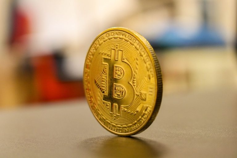 Bitcoin retrocede en marzo y se ubica en niveles de US$22.000