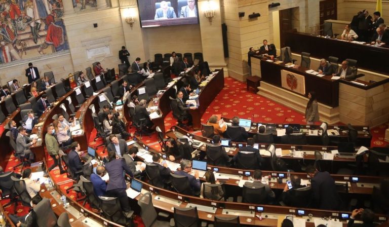 Senado aprueba conciliación de reforma tributaria en Colombia
