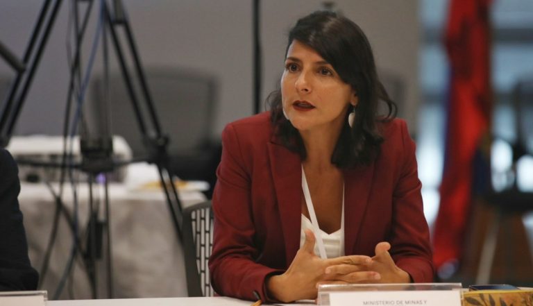 Ministra Irene Vélez sigue en el cargo; se cae moción de censura en su contra