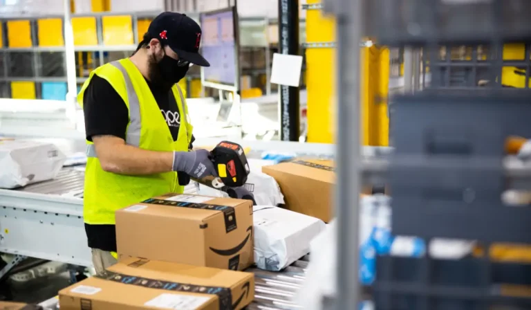 Amazon intensifica su lucha contra las falsificaciones destruyendo seis millones de productos