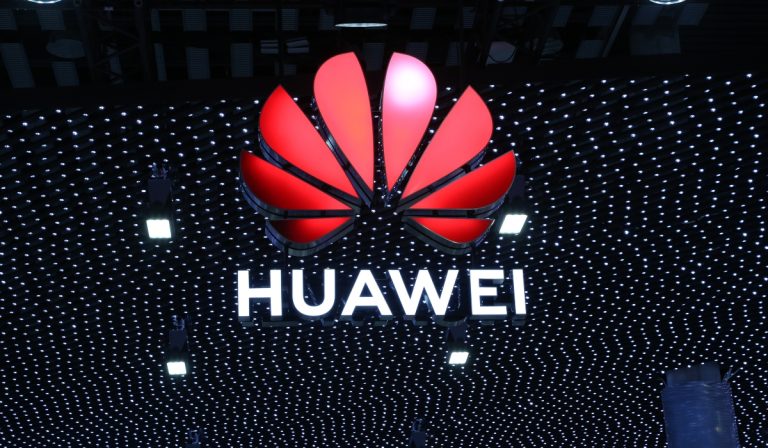 Huawei lanza celular plegable y relojes inteligentes de alta gama en Colombia