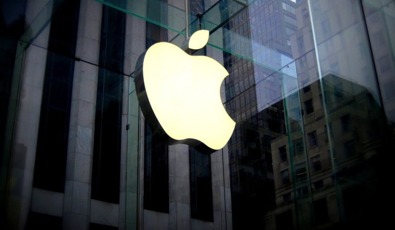 Pese a ventas récord del iPhone, ganancias trimestrales de Apple cayeron 3 %
