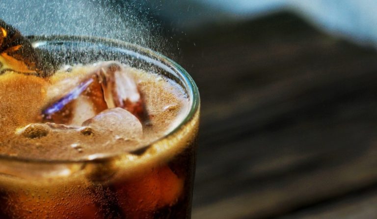 Estas bebidas azucaradas tendrían más impuestos en Colombia tras reforma tributaria