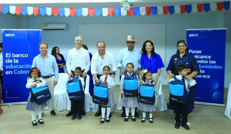 BBVA y Claro llevarán conectividad y bibliotecas digitales a 96 colegios en Colombia