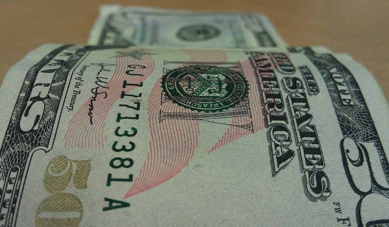 Intervenir para que baje el dólar en Colombia, la estrategia que estudia el BanRep a petición del Gobierno
