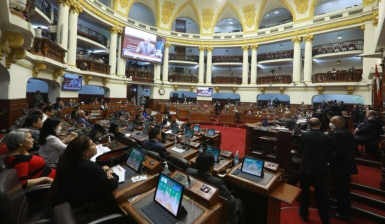 Congreso de Perú aprobó adelantar elecciones generales para abril de 2024