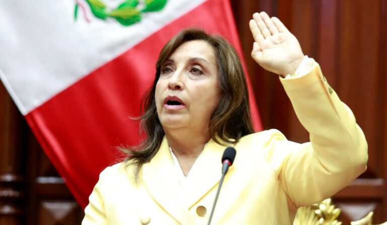 Dina Boluarte asumió como presidenta de Perú, en reemplazo del destituido Pedro Castillo