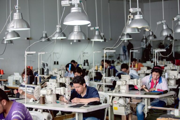 ¿Qué deben hacer las empresas ante la inminente alza del salario mínimo en Colombia? Softland aconseja