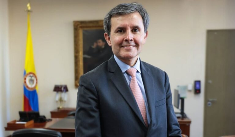 Director de Crédito Público reitera que Petro no intervendrá el dólar en Colombia