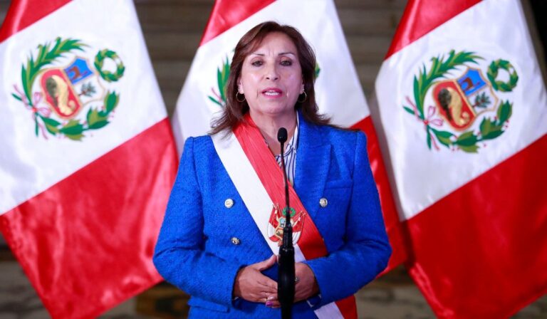 Presidenta de Perú presentará proyecto al Congreso para adelantar elecciones