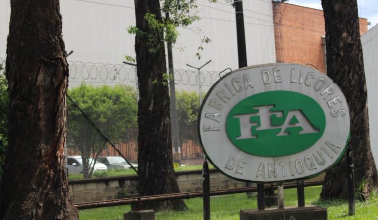 Alerta por posible huelga en diciembre de trabajadores de la Fábrica de Licores de Antioquia