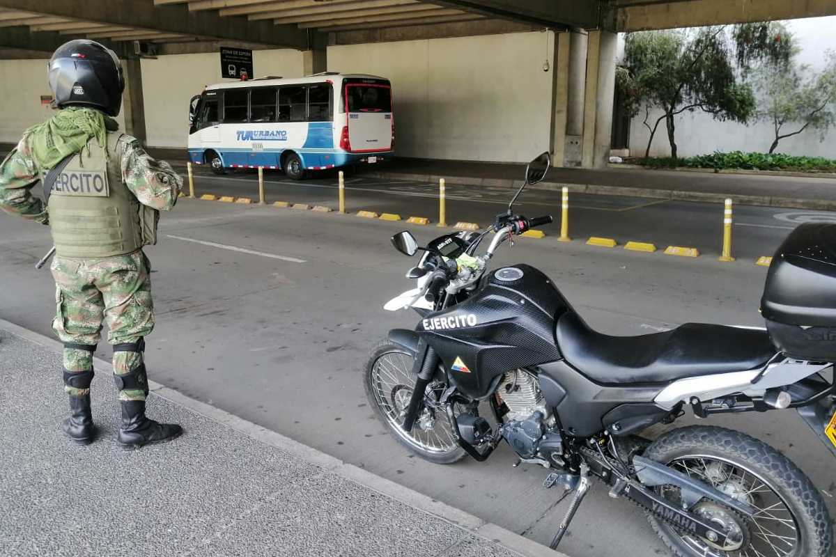 El Ejército Nacional brinda protección a transportadores en el Aeropuerto José María Córdoba. Foto: @AlcRionegro