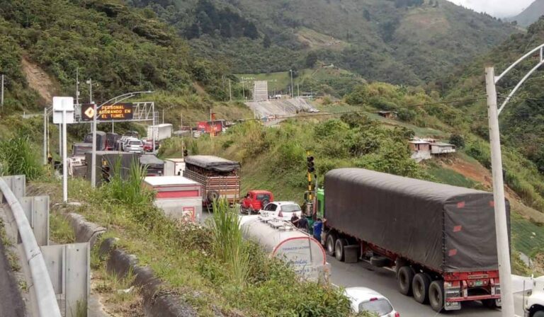 Bloquean importante vía de acceso a Medellín por subida en tarifas de peaje