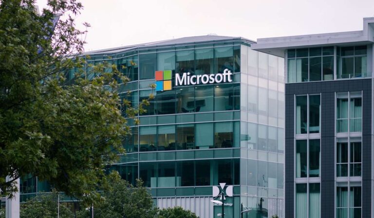 Microsoft ganó US$52.857 millones y su acción repuntó 5 % tras el cierre de Wall Street