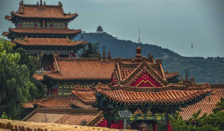 China levanta cuarentenas obligatorias para viajeros internacionales