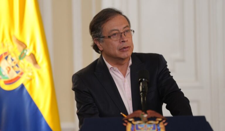 Petro resalta que Banco de la República bajara sus tasas de interés en Colombia