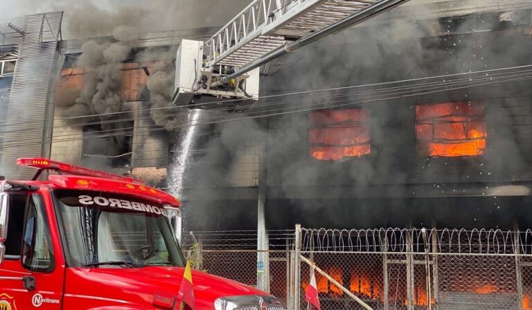 Gigantesco incendio en fábrica de colchones en Bogotá, se cerró paso vehicular de la calle 80