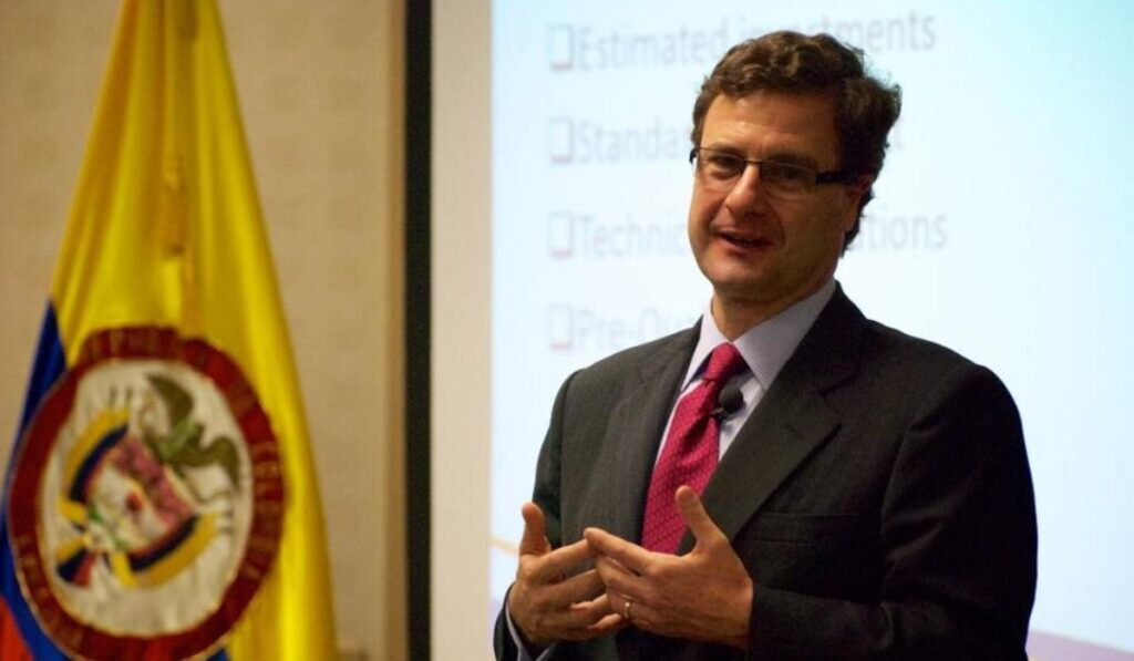Luis Fernando Andrade, expresidente de la ANI, informando sobre los cargos por el caso "ruta del sol 3" 