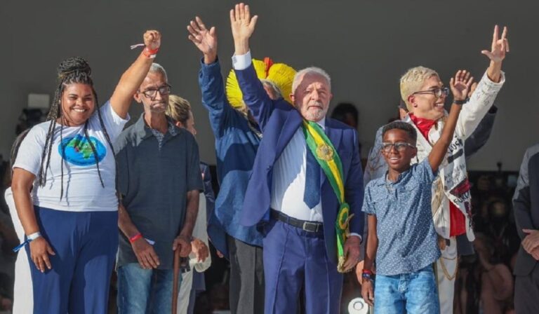 Bolsa de Brasil retrocede 3 % y el real se deprecia tras posesión de Lula