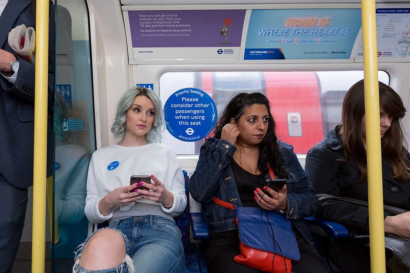 Pasajeras en el 'Tube' como se le conoce al Metro de Londres. Foto: Metro de Londres/Flickr.