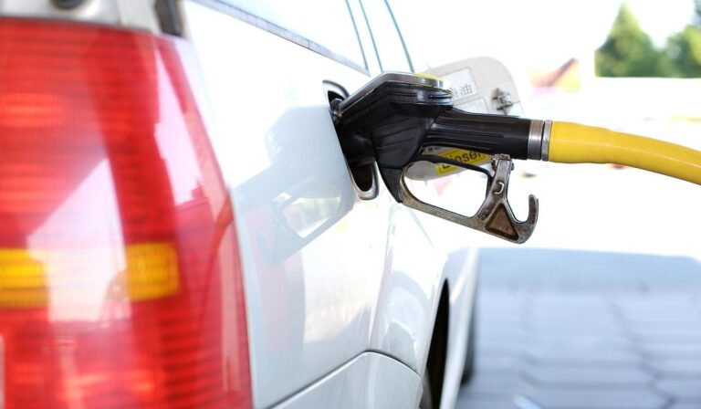 ¿Cuánto aumentaría el precio de la gasolina en Colombia para febrero de 2023?