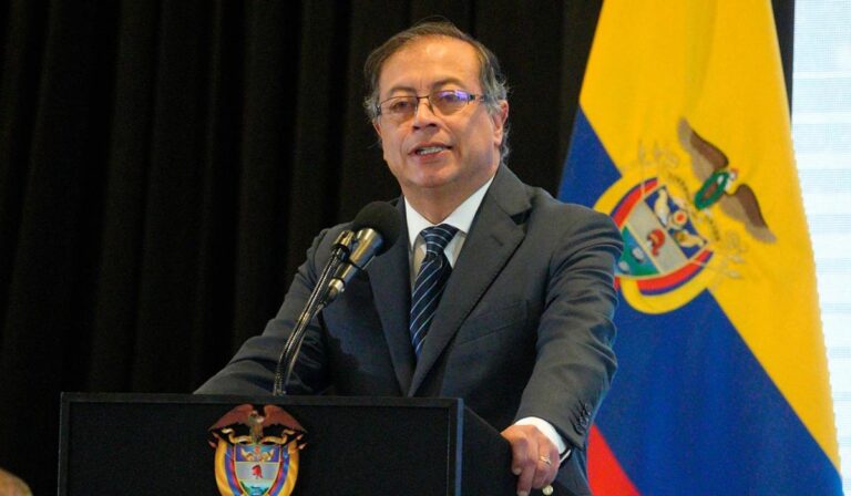 Petro cae en favorabilidad en primera gran encuesta de Colombia en 2023