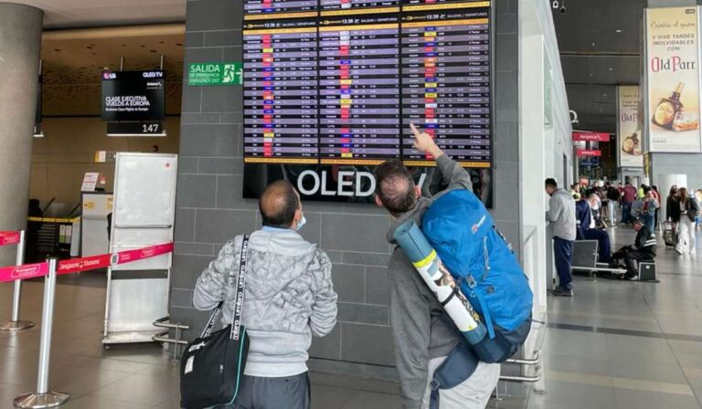 Viajes internacionales compensaron fuerte caída de vuelos locales en Colombia a agosto