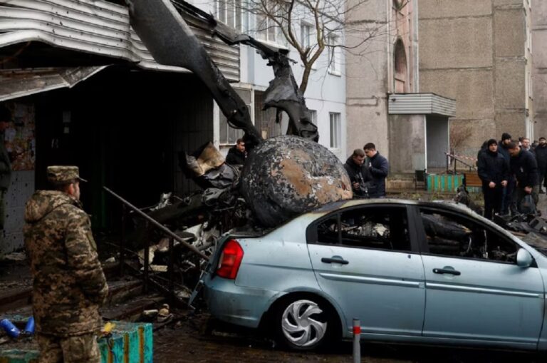 Accidente de helicóptero en Ucrania deja 16 muertos incluido su ministro del Interior