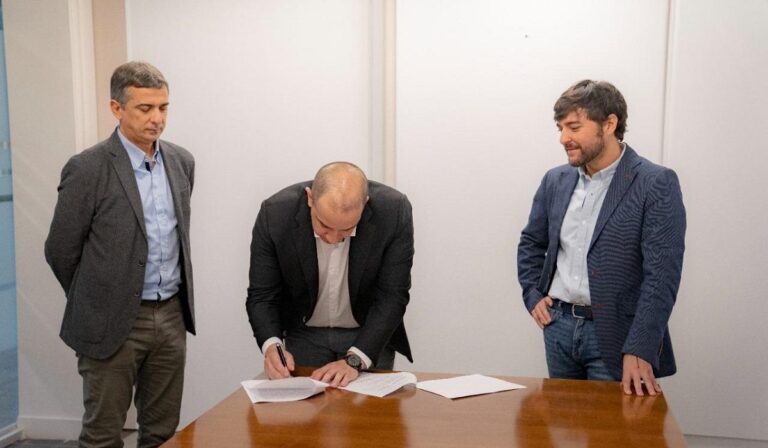Barranquilla y EPM firman acuerdo para explorar compra de acciones de Triple A