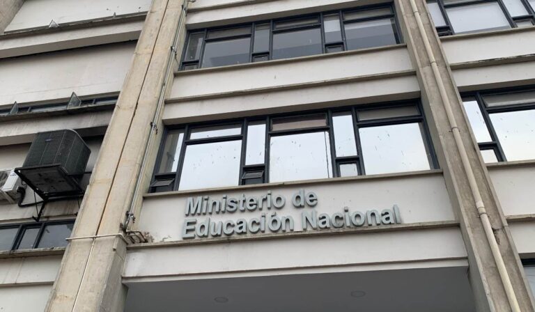Ministerio de Educación reitera sanciones por cobros no autorizados en listas escolares de Colombia