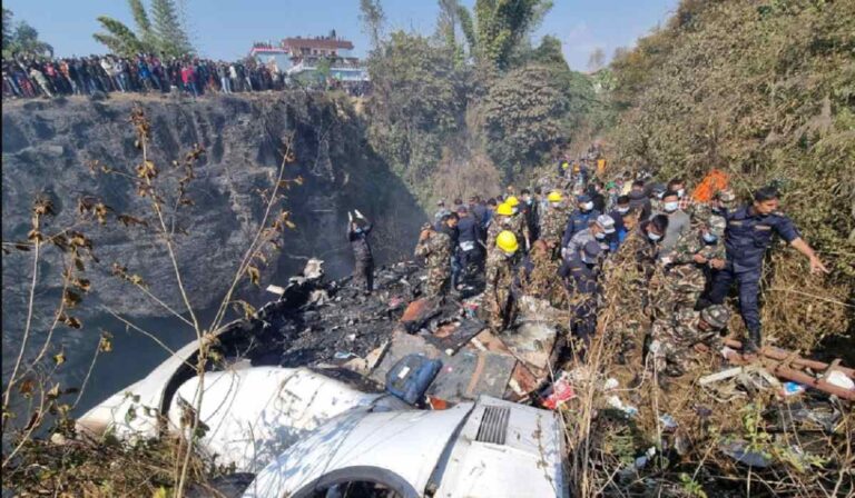 Al menos 68 muertos, dejó el peor accidente aéreo de Nepal en 30 años