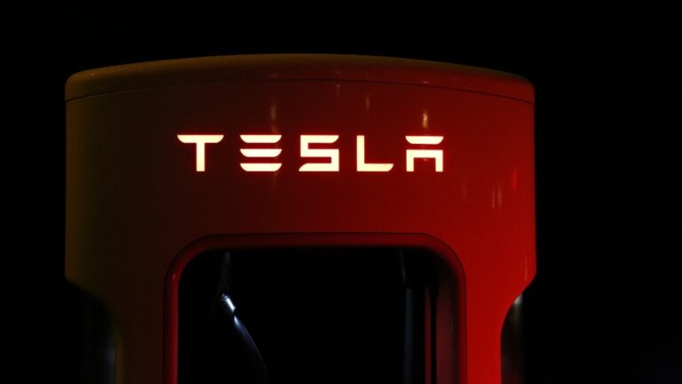 Planta europea de Tesla carbura y alcanza producción de 4.000 autos semanales; acción se dispara