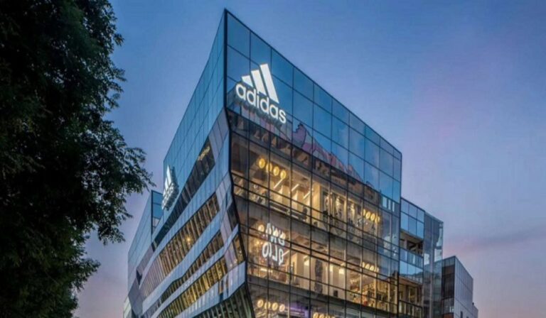 Adidas: acciones se desploman ante disputa por marca Yeezy