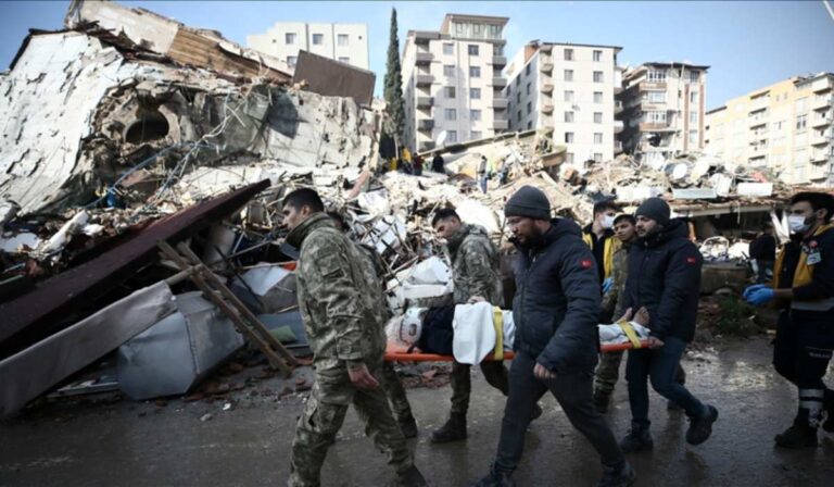 Asciende a casi 5.000 personas fallecidas entre Turquía y Siria por terremotos; declaran estado de emergencia