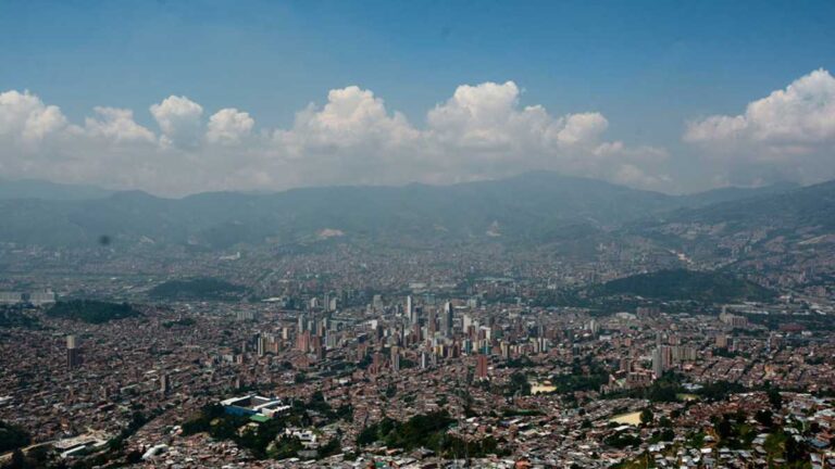 Calidad del aire en Medellín empeora; uso masivo de tapabocas está sobre la mesa