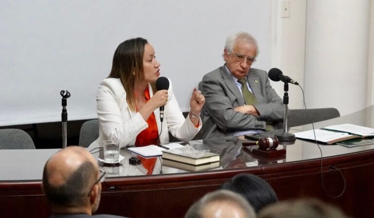 Carolina Corcho culpa a médicos del problema fiscal en salud de Colombia