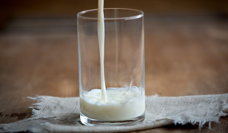 Colombianos le bajan al consumo de leche por los altos precios