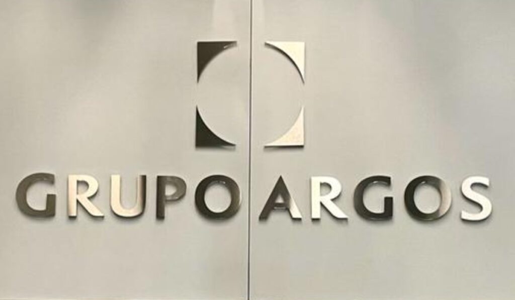 Logo de Grupo Argos en una fachada de un edificio
