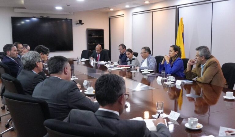 Gobierno Petro llega a acuerdo para que no se eliminen las EPS de Colombia