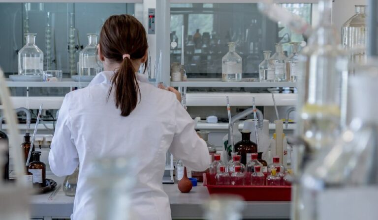 Mujeres con presencia en el sector de química en Colombia ¿Cómo pueden aumentar su participación?