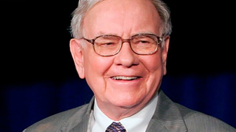 En carta a accionistas, Warren Buffett defiende recompra de acciones