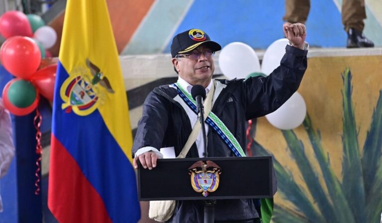 Petro dice que generación de energía en Colombia se debe democratizar