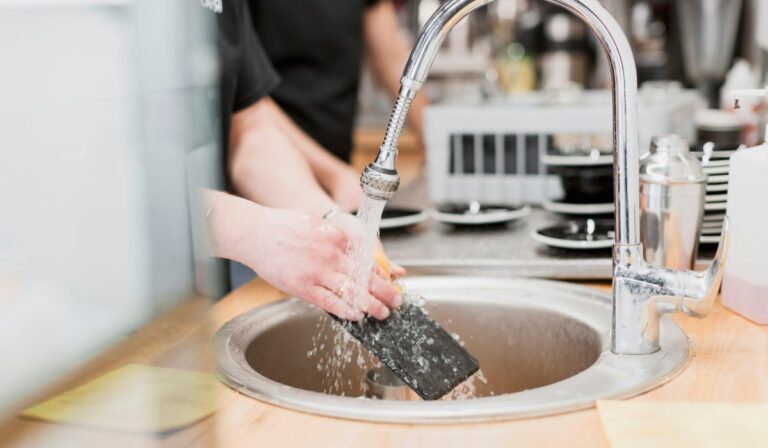 Ventajas de utilizar agua caliente en su limpieza y desinfección de la cocina