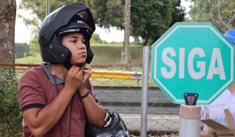 Gobierno Petro toma decisión clave sobre cascos de motos en Colombia